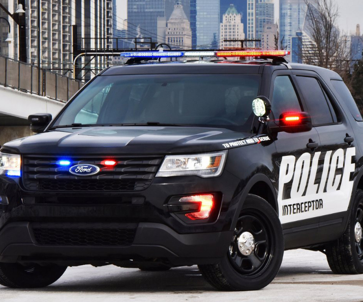 Policías desatan balacera al ser embestidos por múltiples vehículos