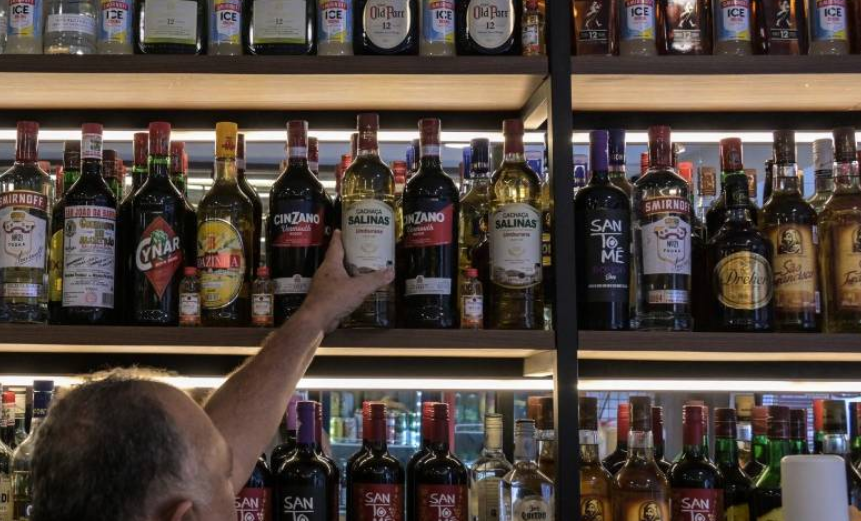 Bebidas adulteras alertan a Brasil: autoridades reaccionan