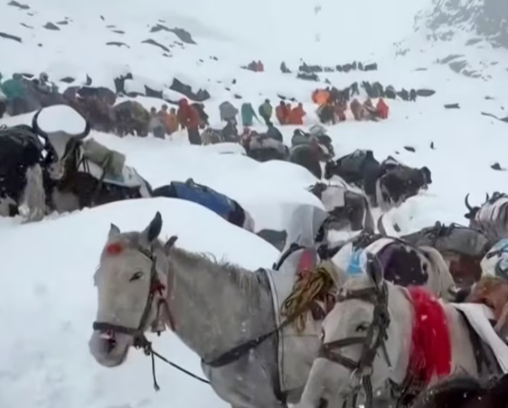 Rescatan a escaladores del Everest quienes quedaron atrapados por tormenta