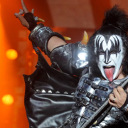 Uno de los fundadores de KISS es hospitalizado tras accidente de auto