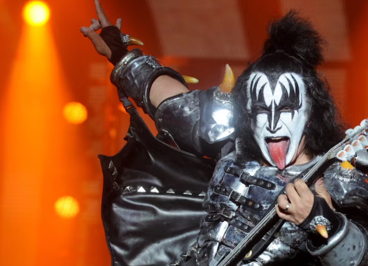 Uno de los fundadores de KISS es hospitalizado tras accidente de auto