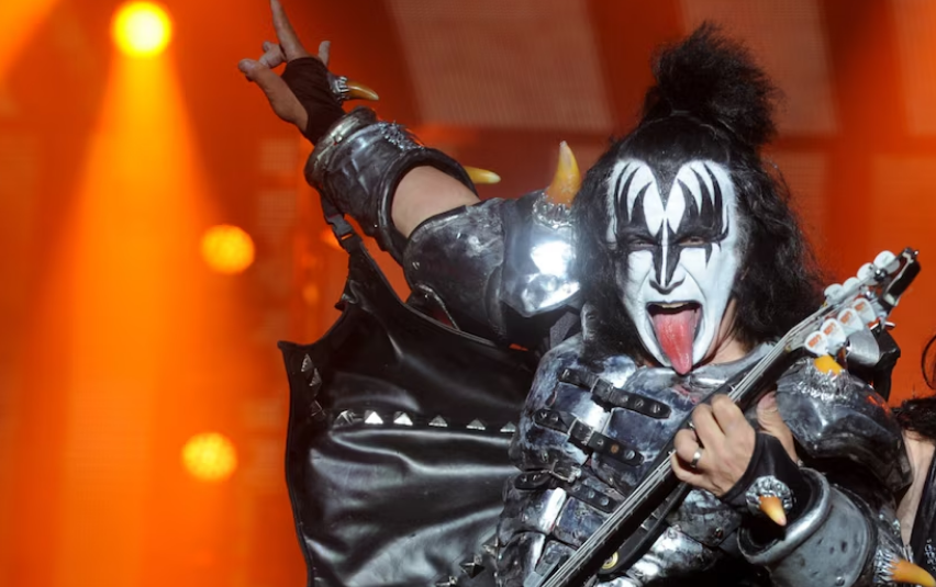 Uno de los fundadores de KISS es hospitalizado tras accidente de auto
