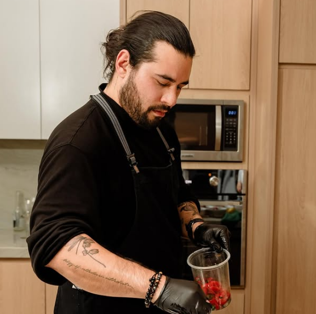 ¿Quién es Antonio Amavizca, el chef que acompañó a Nodal?