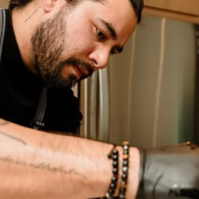 Chef de Nodal sorprende en el cumpleaños de Ángela con un increíble banquete