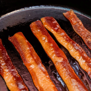 Crean un "tocino" de algas de mar en un reemplazo sustentable a las granjas de cerdos