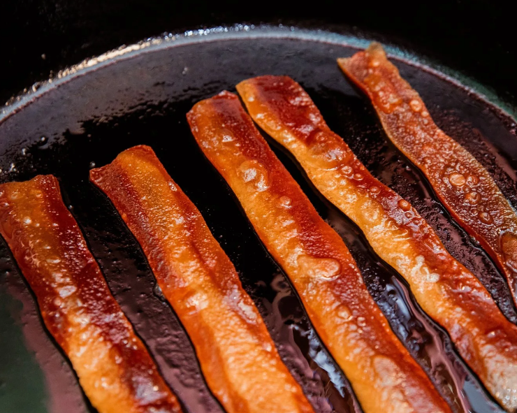 Crean un "tocino" de algas de mar en un reemplazo sustentable a las granjas de cerdos