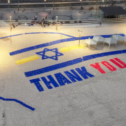 Israelitas dan las gracias a Trump con una increíble imagen en la playa