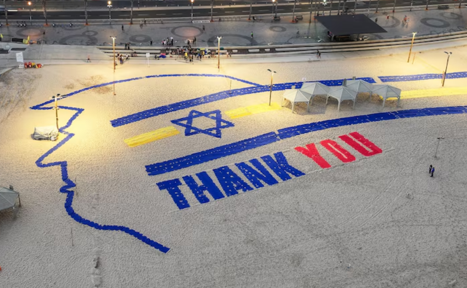 Israelitas dan las gracias a Trump con una increíble imagen en la playa