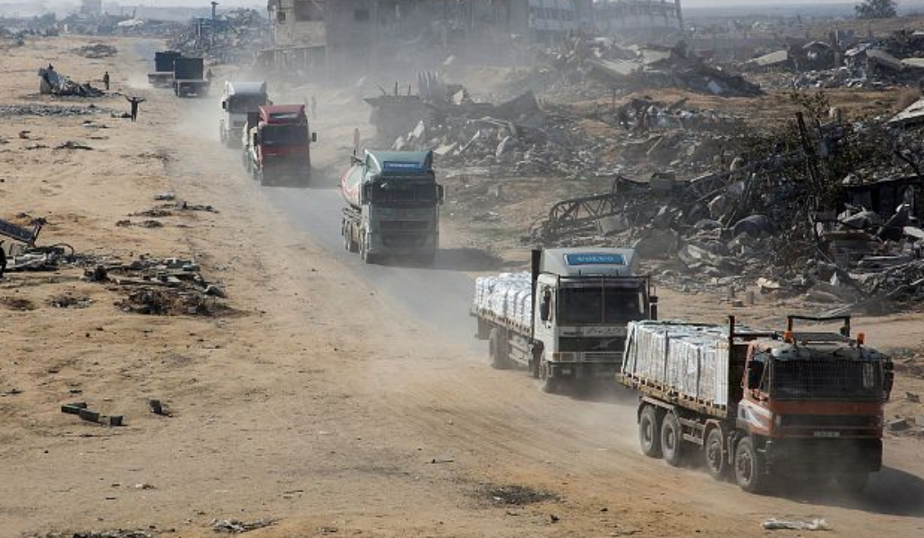 Ingresan a Gaza camiones con ayuda en medio de tregua esperanzadora