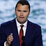 Trump condecora a Charlie Kirk con el máximo honor civil de EEUU