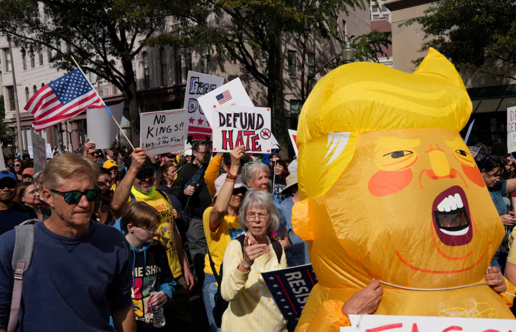 Cientos de miles protestan en EEUU contra la autoridad de Donald Trump