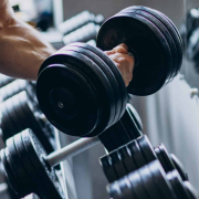 Beneficios de levantar pesas que seguro no sabías y puede evitar el envejecimiento