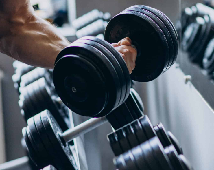 Beneficios de levantar pesas que seguro no sabías y puede evitar el envejecimiento