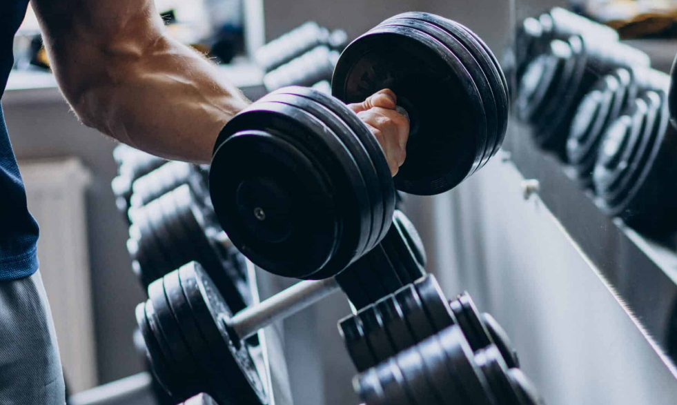Beneficios de levantar pesas que seguro no sabías y puede evitar el envejecimiento
