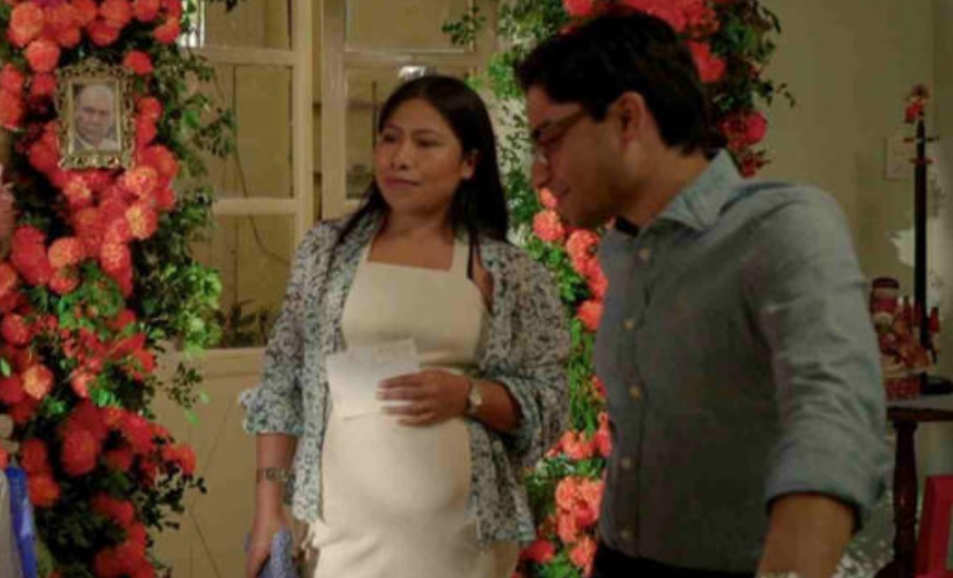 En la quietud de la noche: la maternidad de Yalitza en un mundo de tradiciones