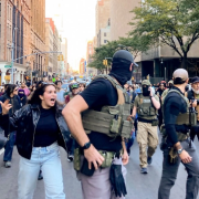 Neoyorquinos enfrentan a agentes migratorios durante las masivas protestas