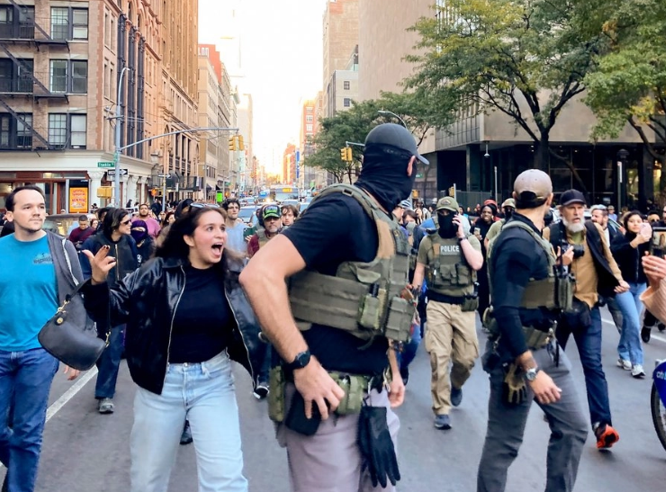 Neoyorquinos enfrentan a agentes migratorios durante las masivas protestas