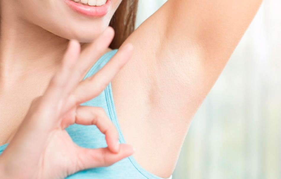 ¿Cómo eliminar las manchas en axilas? EL vinagre de manzana es una solución poco conocida