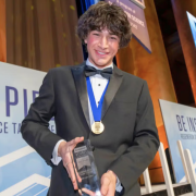 Joven descubre millones de objetos espaciales usando la IA