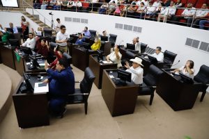 La diputada Clara Rosales señaló en tribuna que “cuando llueve, se le cae el maquillaje a la ‘Chula’ Mérida”, evidenciando las fallas del Ayuntamiento panista.