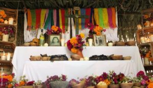 La ofrenda del Día de Muertos está destinada a quienes ya han completado su tránsito, por lo que los recién fallecidos no deben incluirse en el altar.