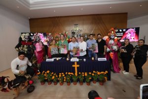 Autoridades y representantes del Corredor Gastronómico durante la presentación del Desfile de Catrinas en Mérida, destacando la tradición, el arte y la cultura que llenarán el Centro Histórico de color y alegría.