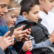 Dinamarca planea prohibir las redes sociales a menores