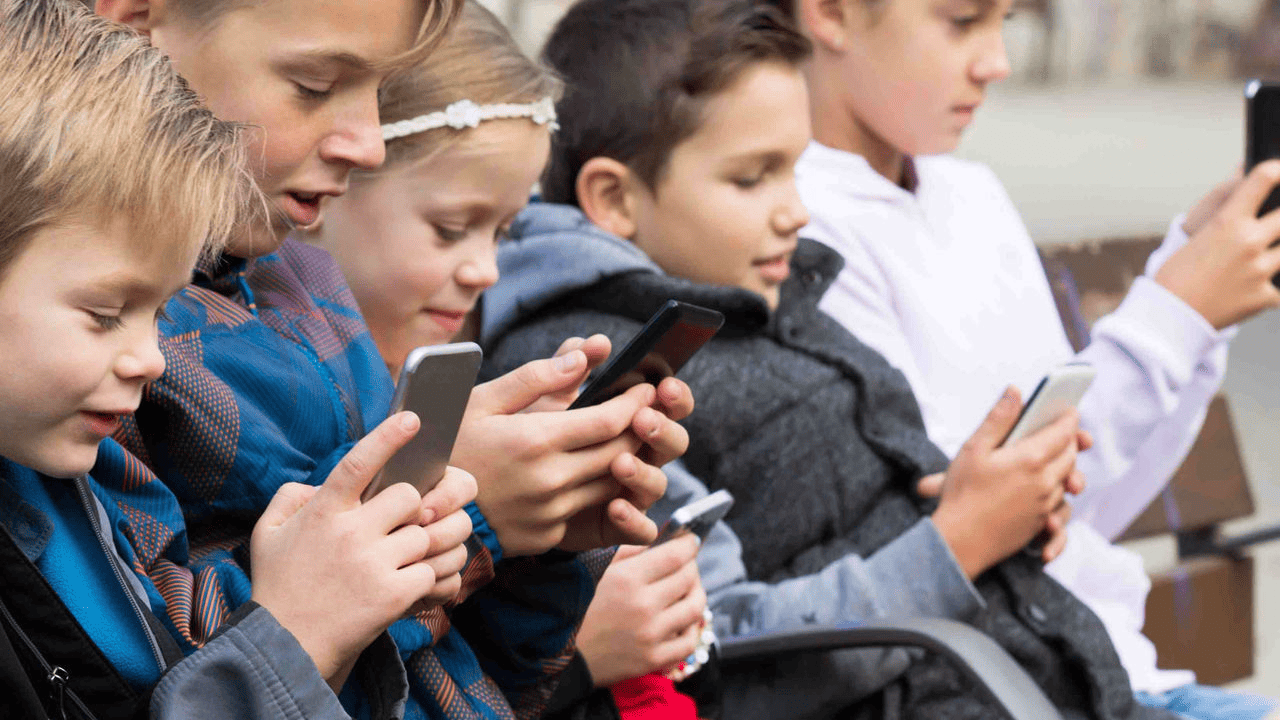 Dinamarca planea prohibir las redes sociales a menores