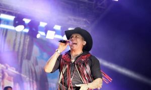 Edwin Luna, fundador y voz principal de La Trakalosa de Monterrey, listo para conquistar el escenario de Xmatkuil con su talento y carisma.