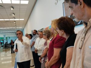 Los artistas participantes celebraron la inauguración de “30 Pintores, 30 Años de Exposiciones”, un evento que llena de color y cultura el Aeropuerto Internacional de Mérida.