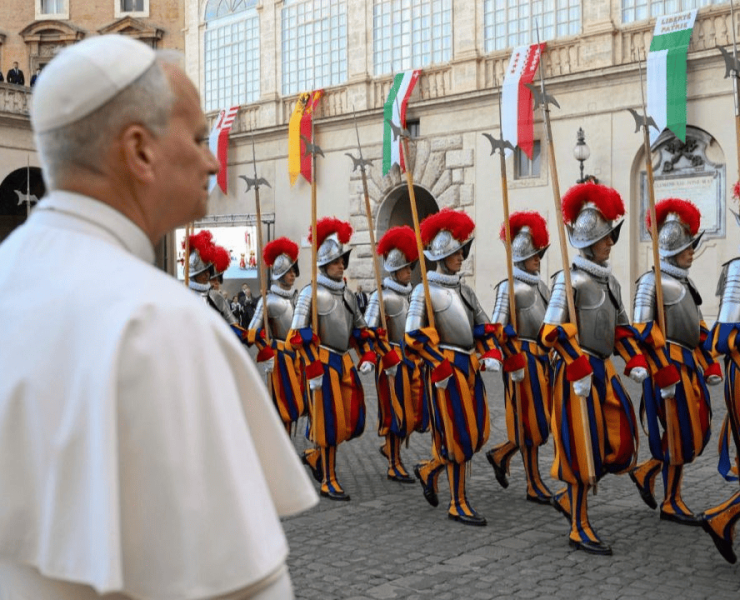 El Papa invita a la Guardia Suiza a encarnar una fe que se hace servicio