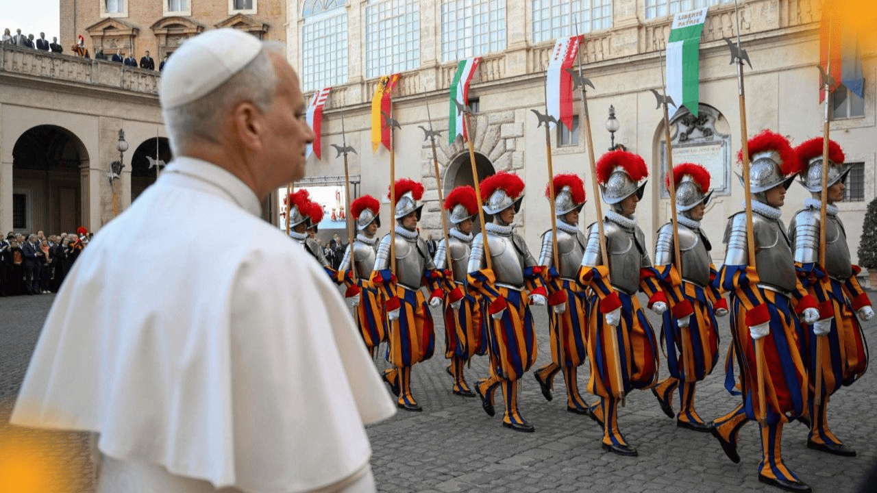 El Papa invita a la Guardia Suiza a encarnar una fe que se hace servicio