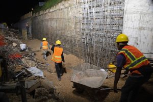 Trabajadores realizan labores nocturnas en el paso elevado de City Center para acelerar la modernización y reducir afectaciones al tráfico.