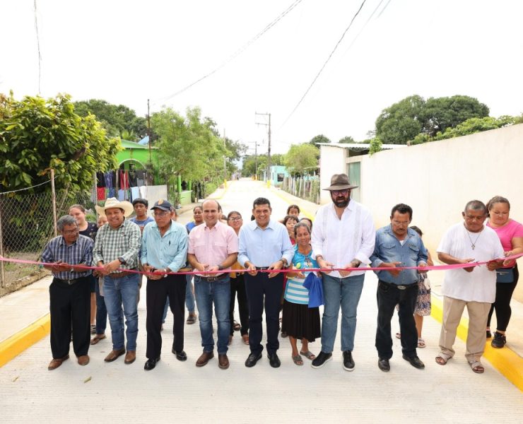 Entregan vialidades modernizadas y equipamiento urbano en Teapa