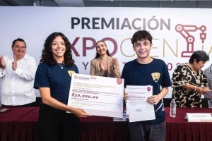Estudiantes de educación superior reciben reconocimiento por sus investigaciones en Expociencias 2025, confirmando que el talento juvenil yucateco brilla en el ámbito académico y científico.