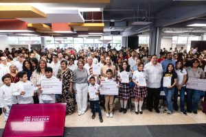 Estudiantes de secundaria muestran sus proyectos científicos durante Expociencias 2025, destacando la creatividad y el esfuerzo del talento juvenil yucateco.