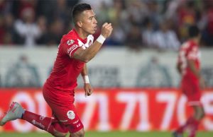 Fernando Uribe, el goleador colombiano que se destacó con Toluca, memorable por sus tripletes y goles clave que llevaron al equipo a finales de la Liga MX.