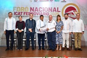 Entrega de reconocimientos y material pedagógico a directores de los Institutos de Capacitación para el Trabajo de distintos estados, en el marco del Foro Nacional ICAT Ferroviario 2025.
