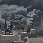 Fuerte incendio en Ecatepec consume fábrica de colchones