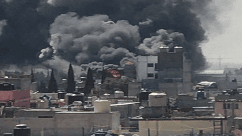 Fuerte incendio en Ecatepec consume fábrica de colchones