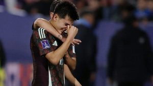El jugador de los Xolos de Tijuana Gilberto Mora, no pudo contener las lágrimas, ante la eliminación de la Selección Mexicana Sub-20 del Mundial ante Argentina.