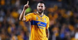 André‑Pierre Gignac, máximo goleador histórico del Clásico Regio, celebra uno de sus memorables goles frente a Rayados.