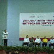 Gobernador Javier May entrega lentes