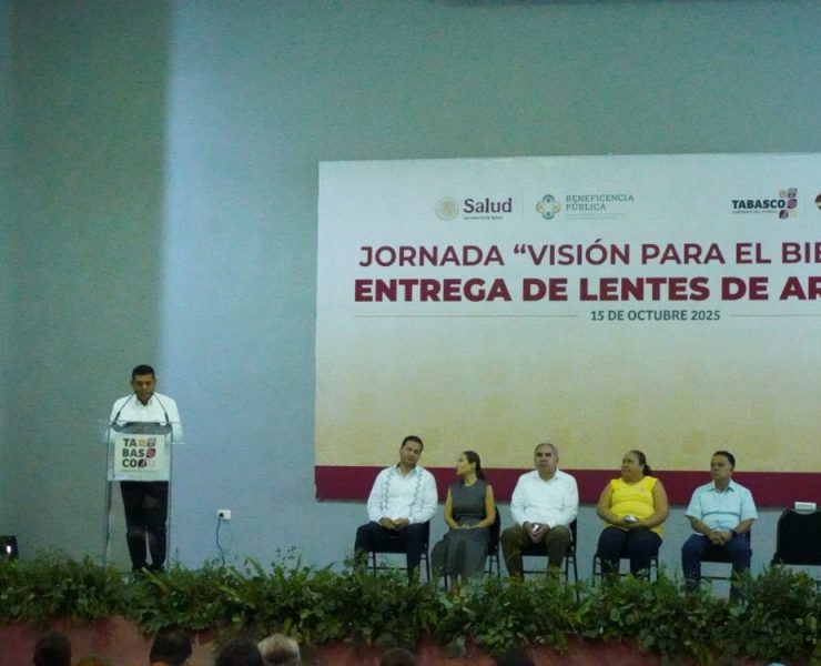 Gobernador Javier May entrega lentes
