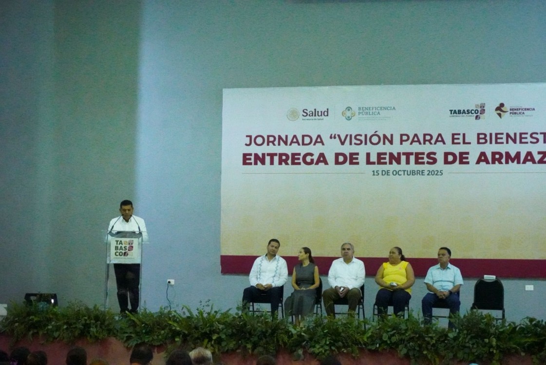 Gobernador Javier May entrega lentes