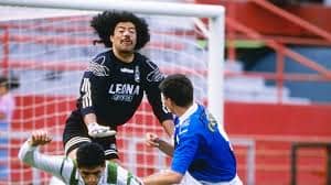 René Higuita, el arquero colombiano que deslumbró con su estilo único y goles memorables durante su paso por los Tiburones Rojos de Veracruz en la Liga MX.