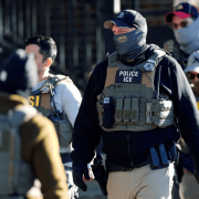 ICE contrata a nuevos agentes sin experiencia