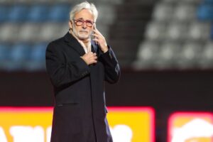 Aficionados del Pachuca mostrando su apoyo al equipo mientras se conocen los detalles de la orden de aprehensión al dueño del club.