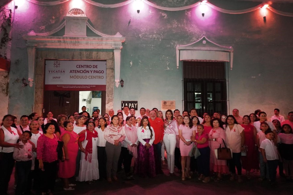 Japay ilumina su sede en apoyo a la lucha contra el cáncer de mama