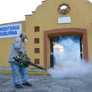 Jornada de fumigación en panteones antes del Día de los Fieles Difuntos
